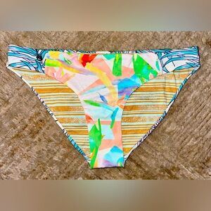 3/$15 EUC 𝐌𝐚𝐚𝐣𝐢 𝑟𝑒𝑣𝑒𝑟𝑠𝑖𝑏𝑙𝑒 bikini bottom